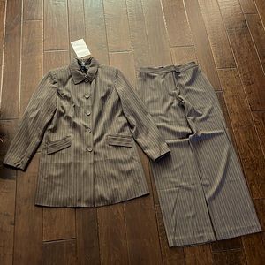 Dialogue two pinstriped 2 piece suit. Women’s size 8. Brown.